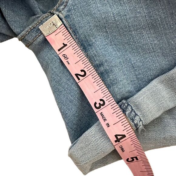 Levi’s ~ Women’s light wash denim shorts ~ mid length ~ size 28 ~ 5 pocket - Picture 7 of 9